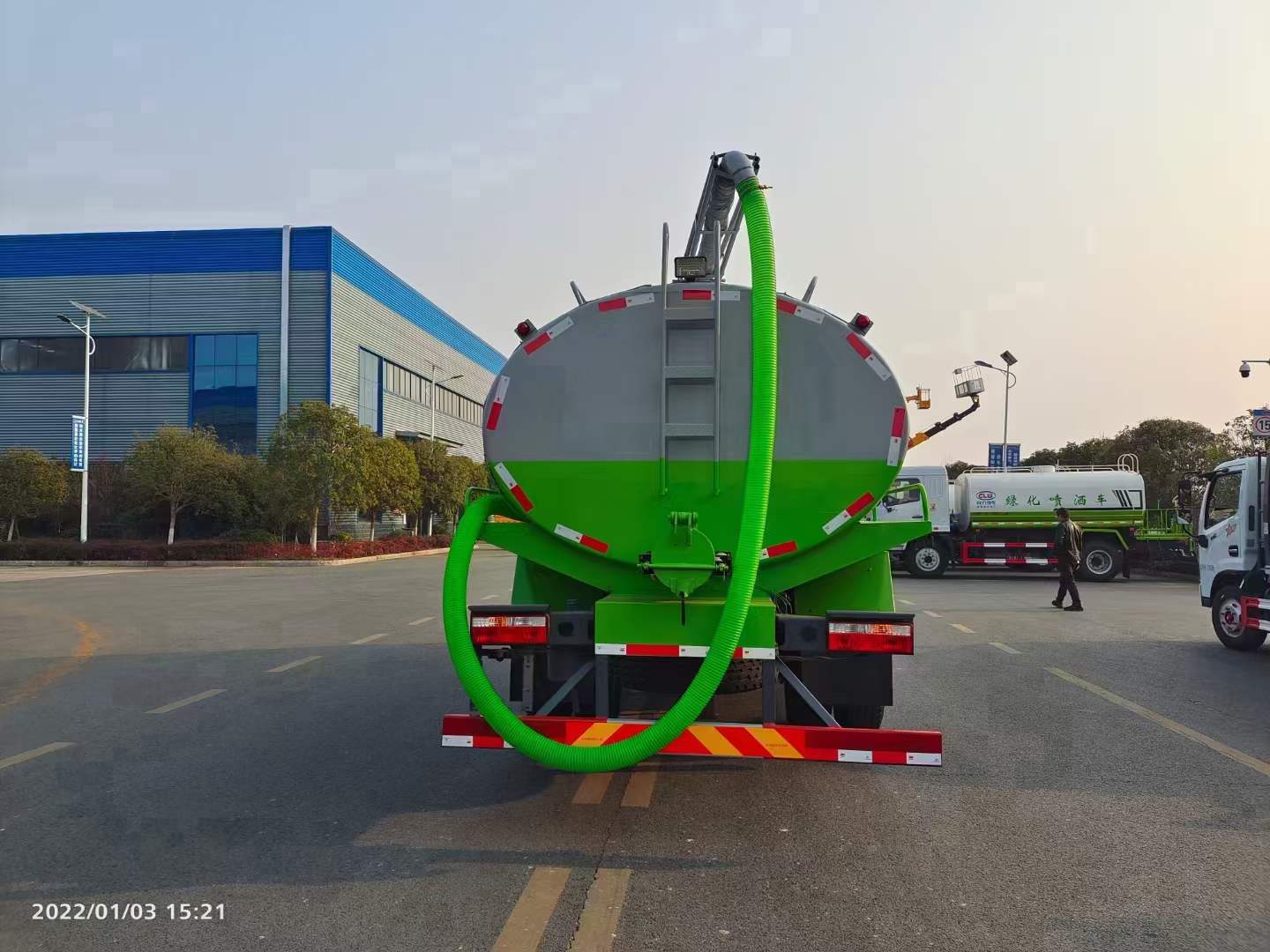 东风5吨吸粪车多少钱,5吨东风国五抽粪车报价