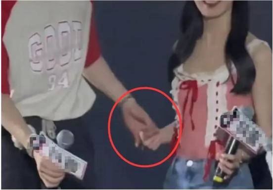 白敬亭穿白色背心抱宋轶,白敬亭宋轶穿同款衣服秀恩爱