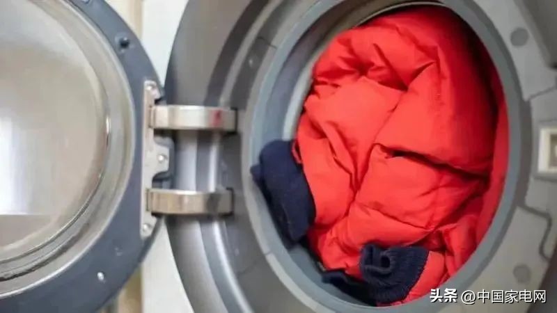 洗衣机清洗羽绒服真的会爆炸吗,羽绒服机洗以后怎么处理