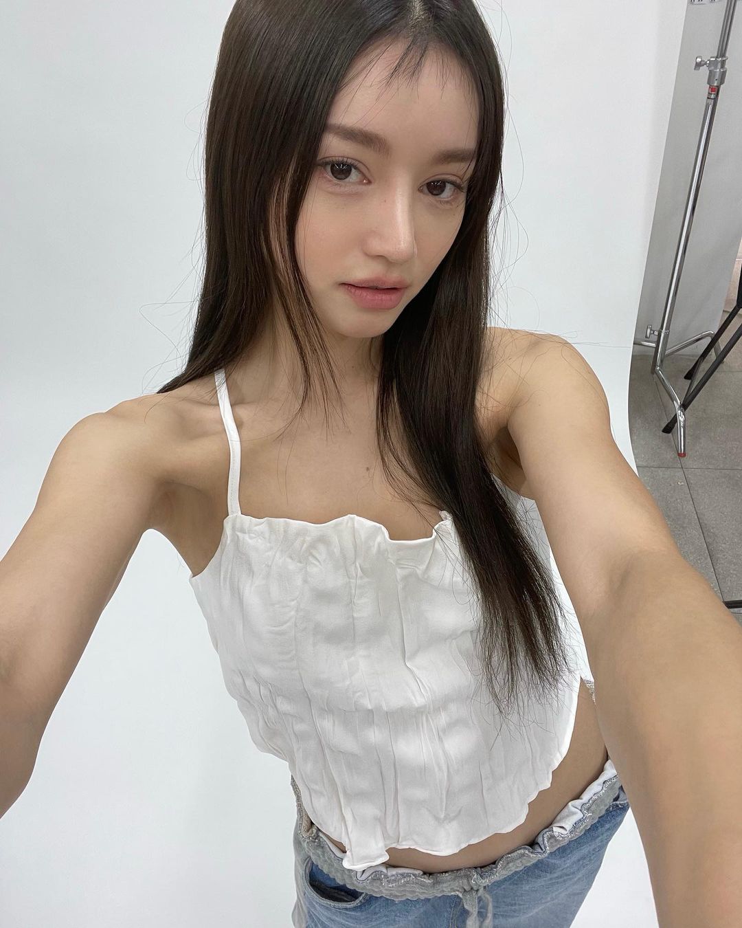 把头发都弄乱了,把头发稍微弄卷一点