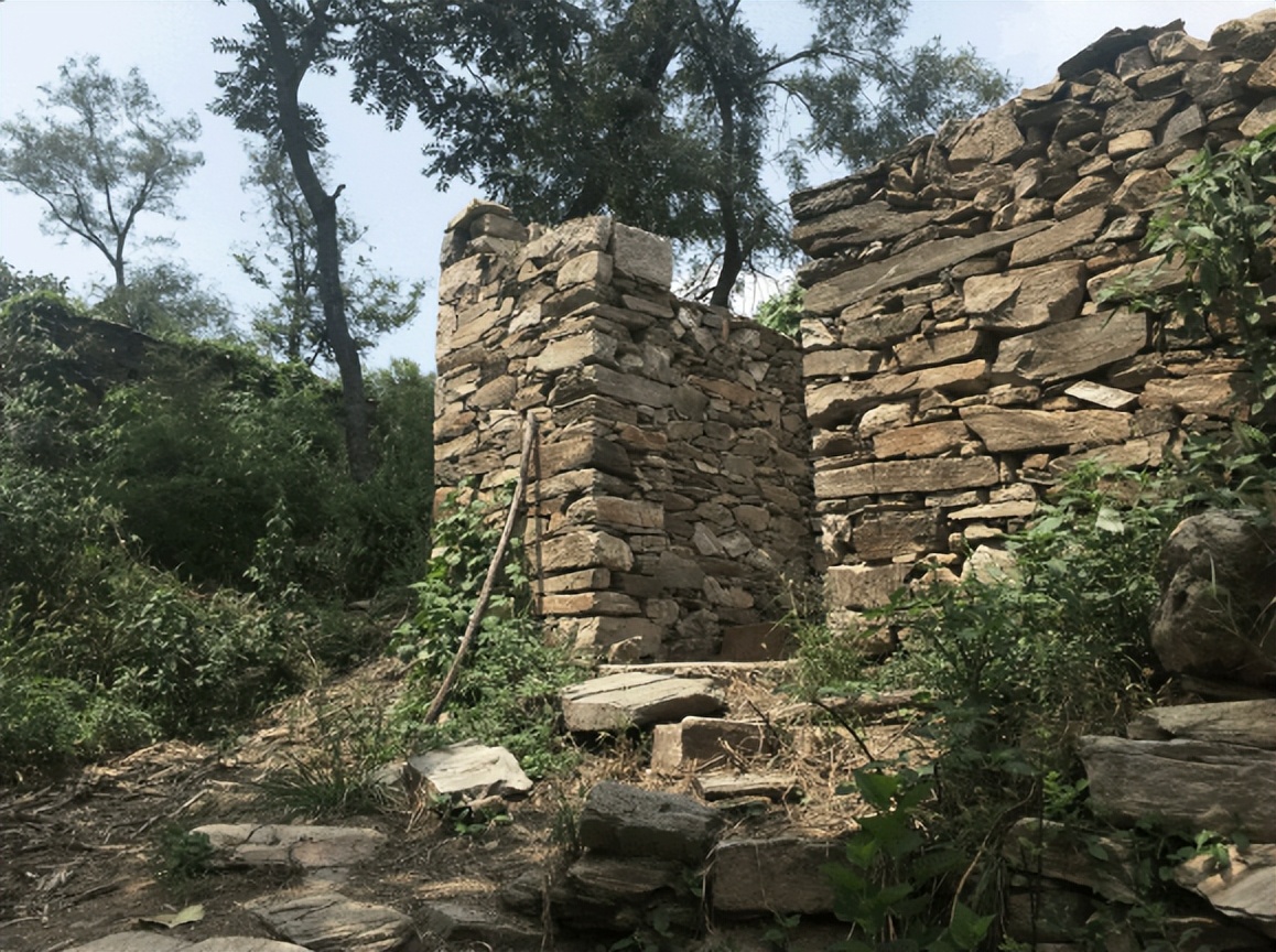 农村自建石头房,农村深山石头房