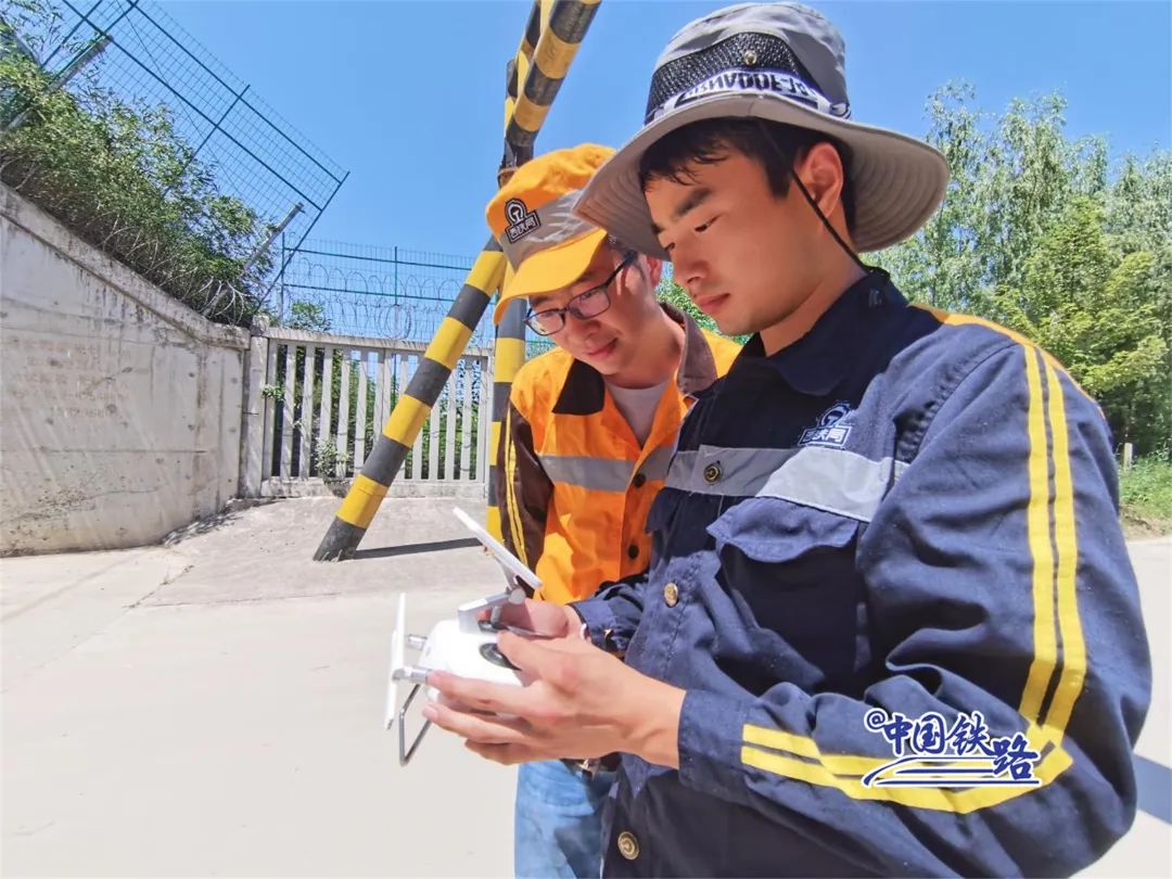 中国高铁第一掉头,中国高铁在铁轨上怎样运行