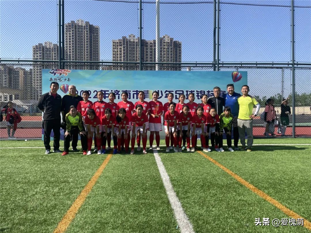 足球联赛再次获奖,再夺冠军