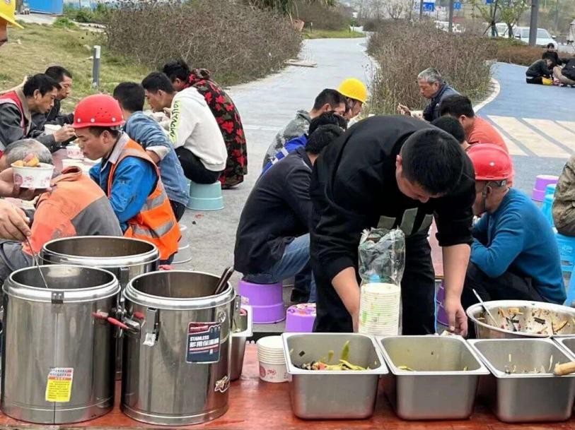 大学生吃10元工地餐,十块钱的工地餐养活了多少大学生
