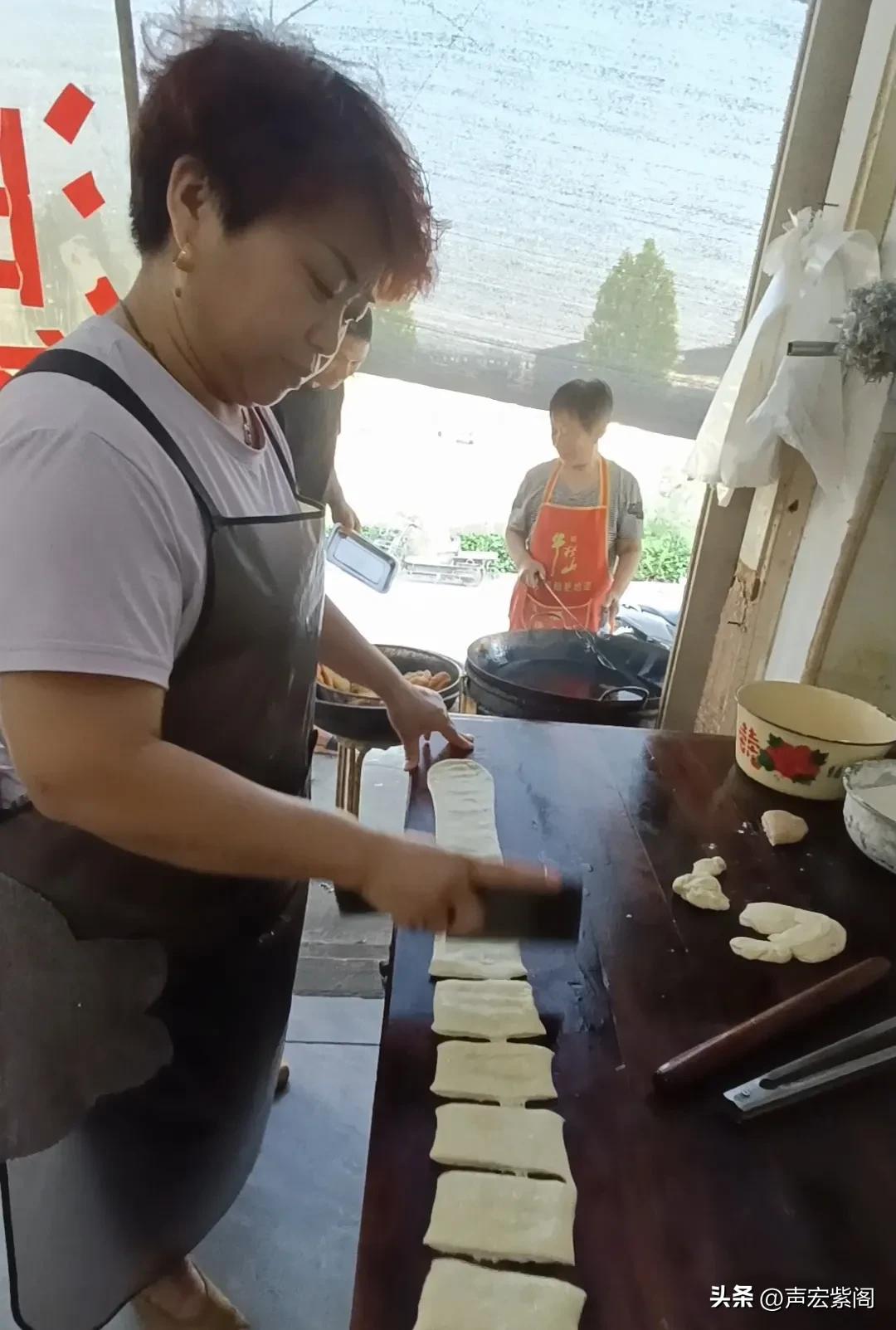 河北赵县官庄村口发现50年前的小吃炸炉篦，老板一般不炸嫌麻烦