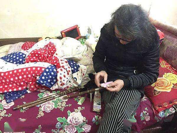 61岁怪大叔扮女人,41岁大叔假扮女子