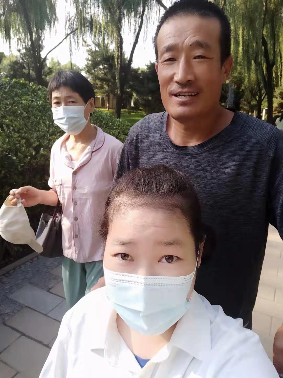 十岁女孩右脸长了一个疙瘩,右脸长了一个黑色的硬疙瘩