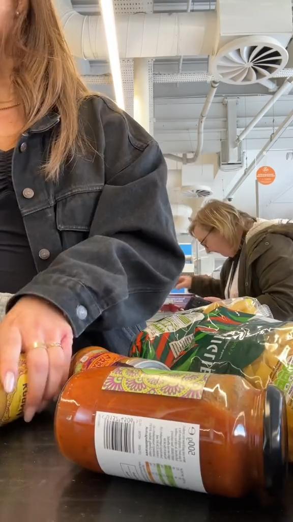 国外超市帮陌生人买单,国外超市随机给路人买单