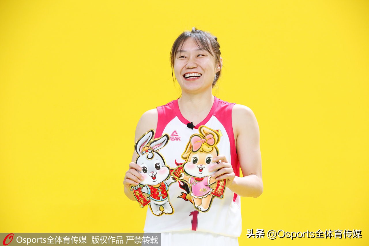 山西女篮摄新春写真手持横幅展迷人微笑送祝福