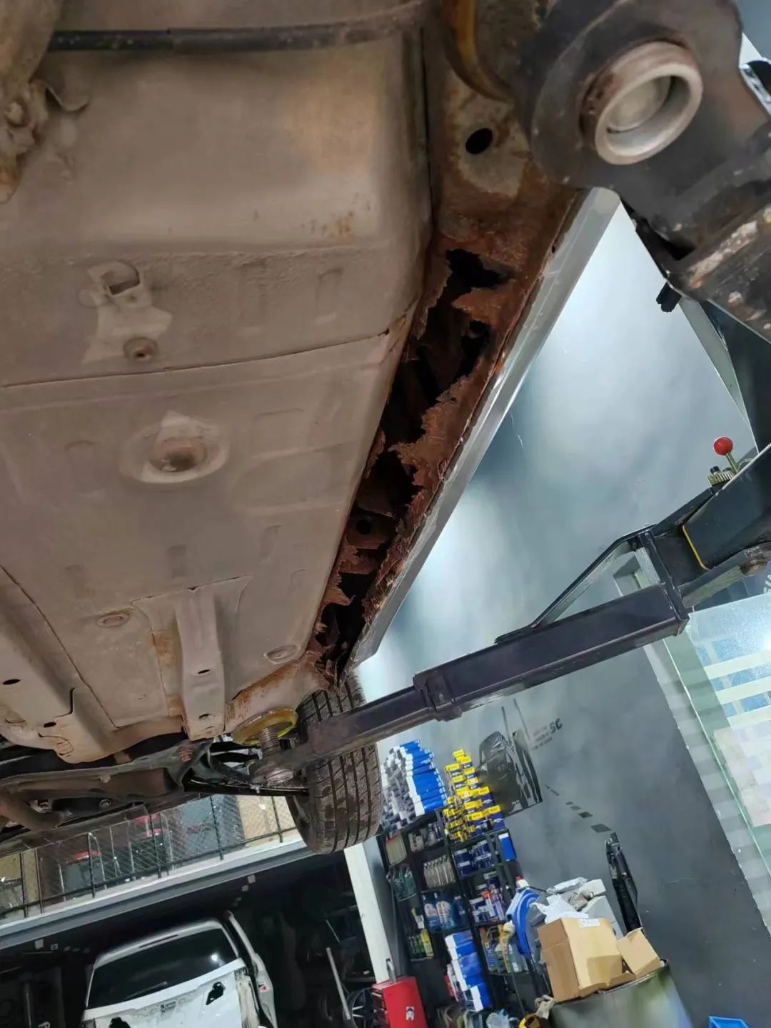 2010款比亚迪f0翻新案例,比亚迪f0全车翻新喷漆多少钱