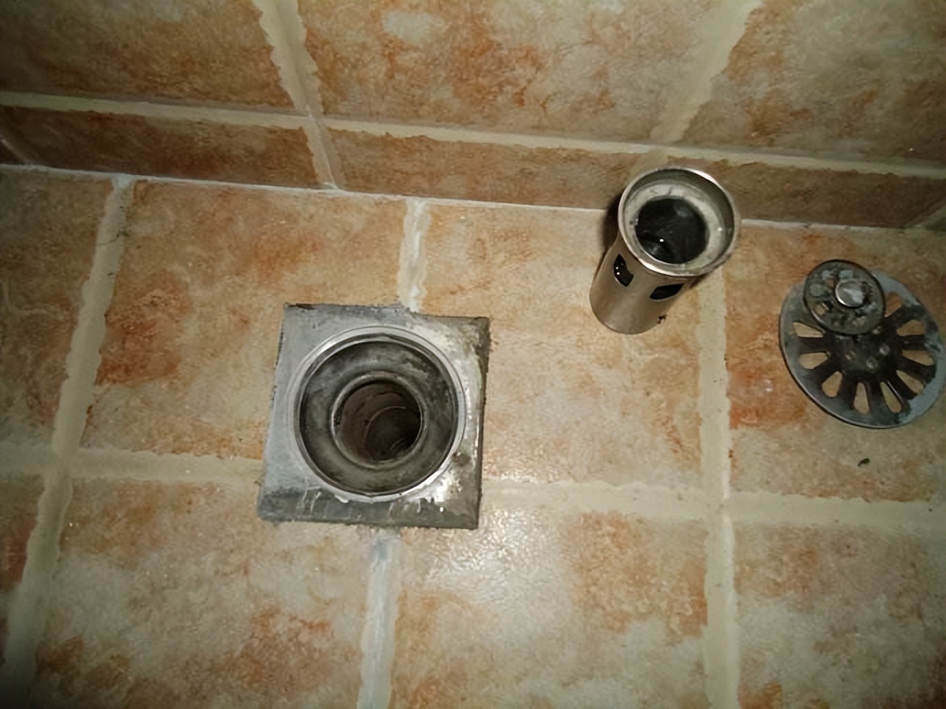 卫生间24小时地漏有漏水声,卫生间地漏漏水修一下多少钱