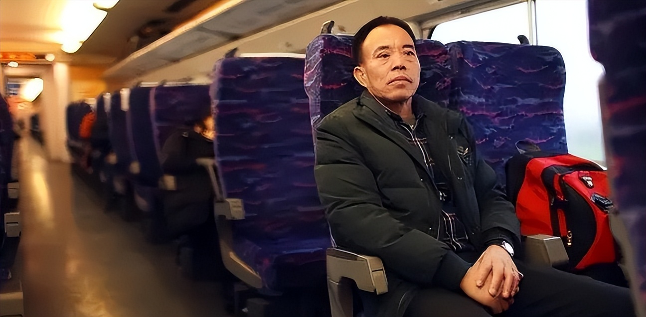 台湾“灵魂摆渡人”，20年间自费送200位老兵回家，感动海峡两岸