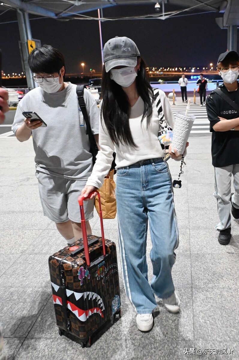 吴宣仪白色长袖上衣+阔腿牛仔裤+棒球帽随性简约