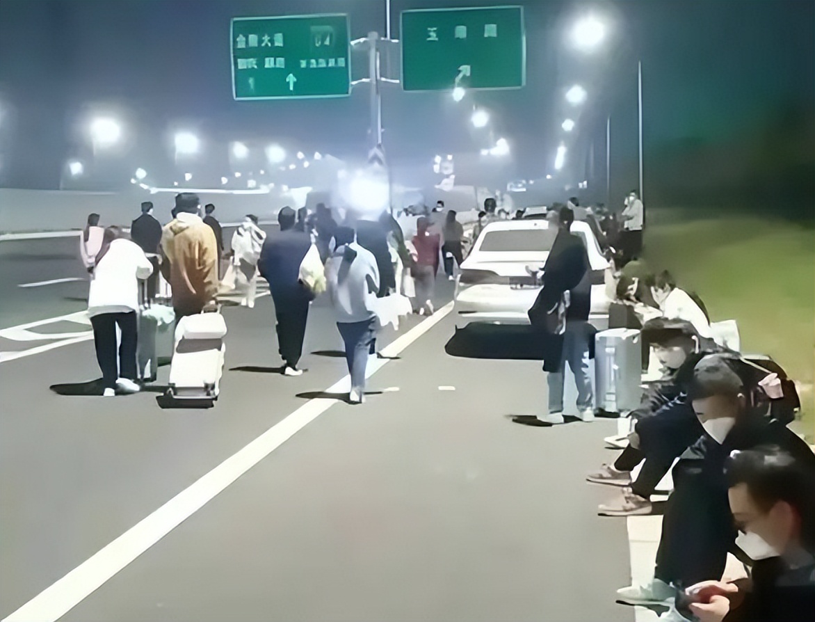 郑州富士康再招工，排队人数达3万，河南真的离不开富士康？