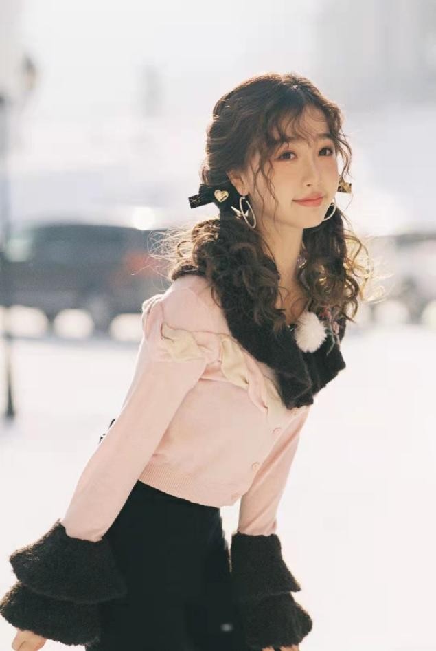 虞书欣漂亮可人活泼俏皮惹人喜爱,虞书欣可爱俏皮甜美