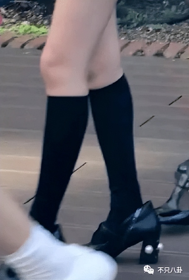 欺负人？给她找到一双合适的高跟鞋很难吗？