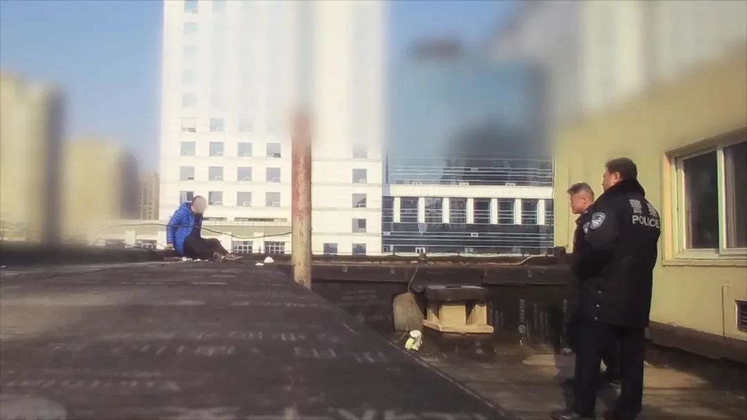 白发特警老队长,白发特警开枪