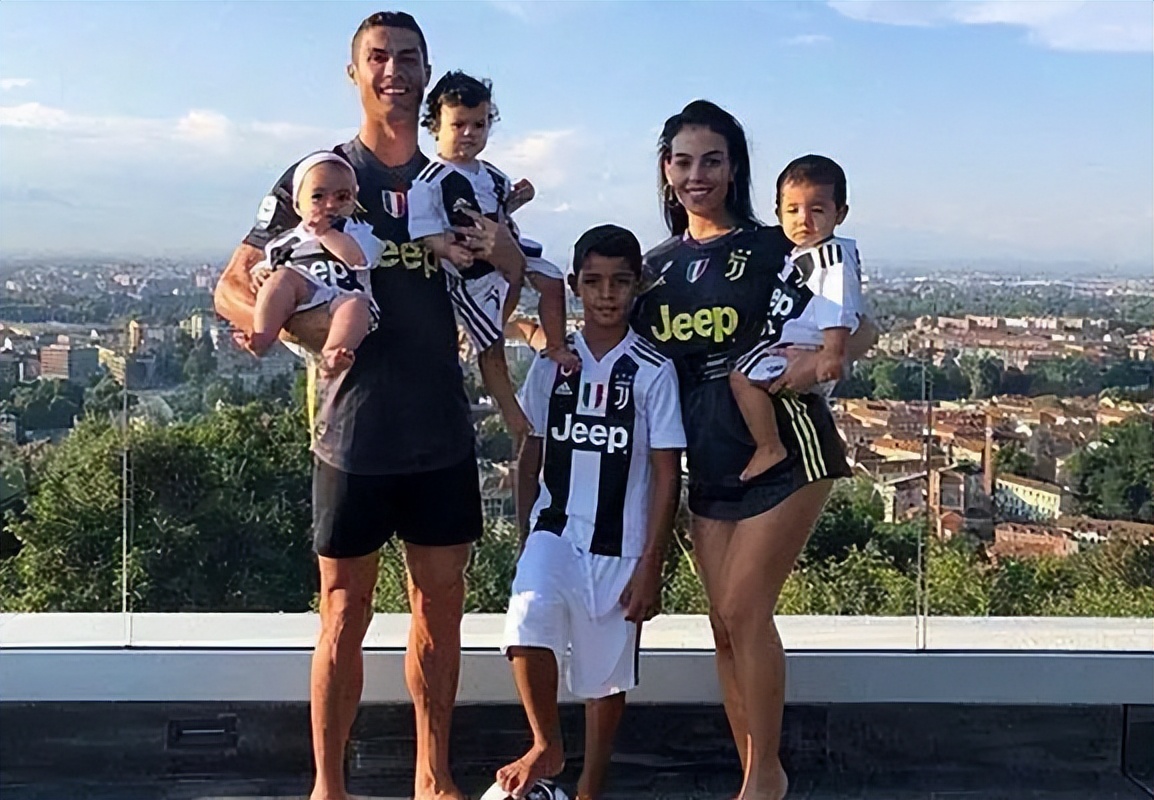 威尼斯电影节成c罗家“内斗”，36岁伊莲娜胜乔伊娜，后者成村姑