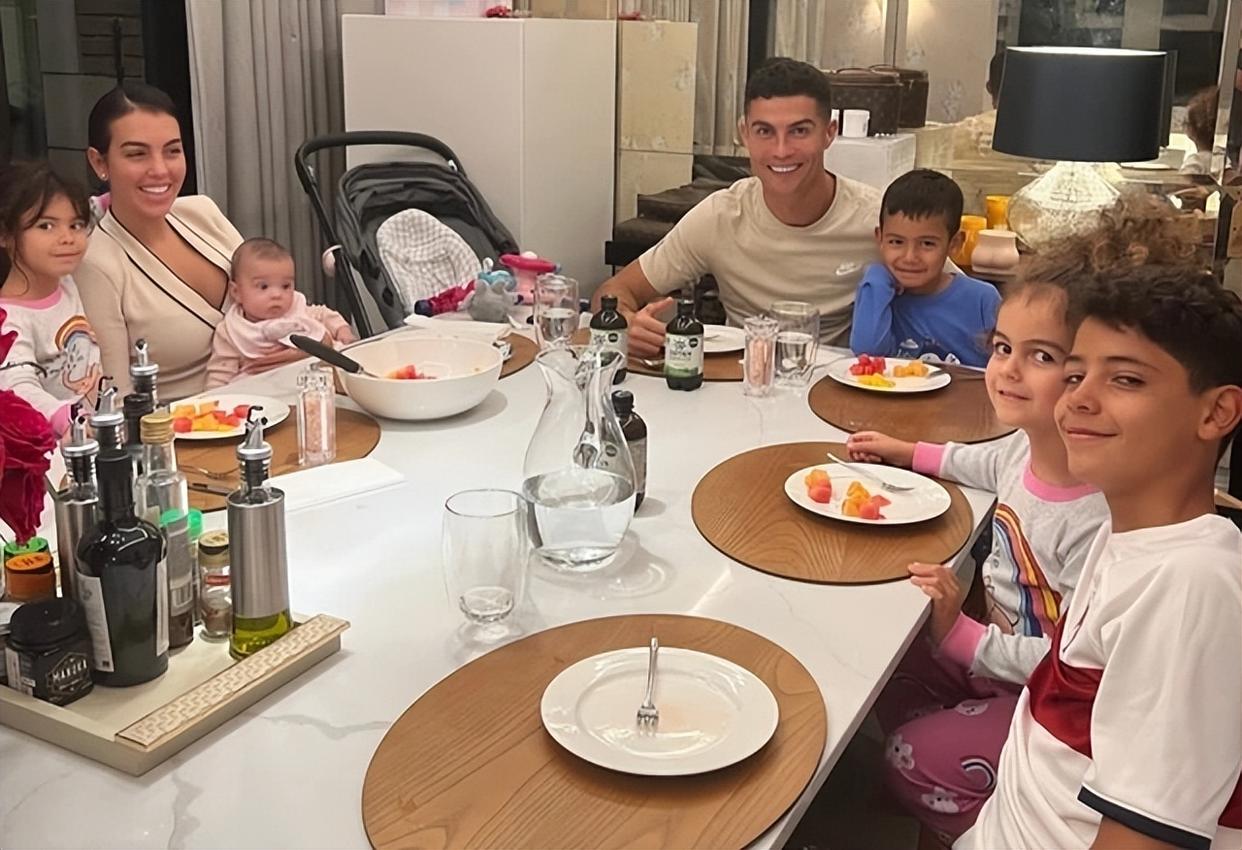 c罗全家聚餐,c罗晒全家福度假照