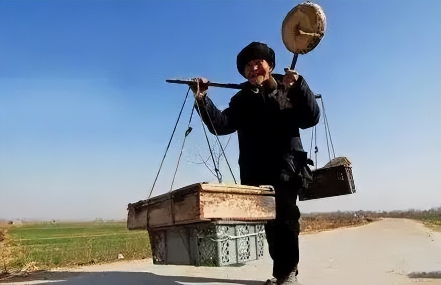 赚点蝇头小利，60年代卖货郎手摇拨浪鼓走街串巷，遇大雨天睡牛屋
