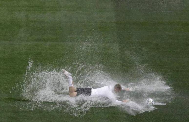 大雨中的足球比赛名场面,大雨足球比赛解说