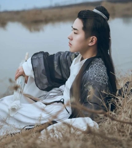 从服饰借代词看古代人物的社会身份，黄袍、红袖、青衣，什么意思