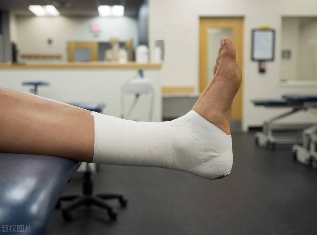 库里总决赛脚踝护具,库里戴上脚踝护具为什么还会扭伤