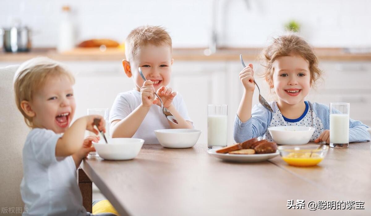 宝宝不吃饭奶奶竟然这样做,宝宝不愿自己吃饭怎么办