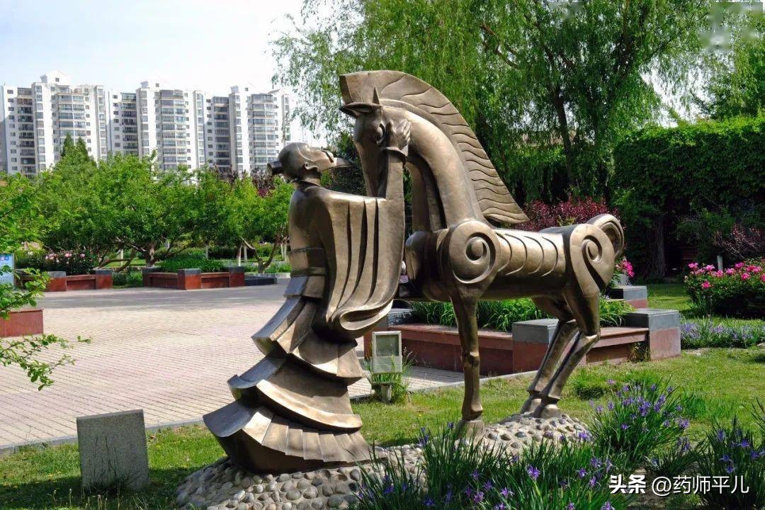 最美嘉峪关城市雕塑都在这里,嘉峪关景区拍照互动性雕塑