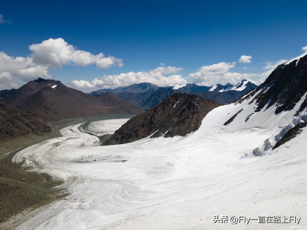 穿越博格达峰脚下冰湖之旅,徒步穿越新疆博格达峰