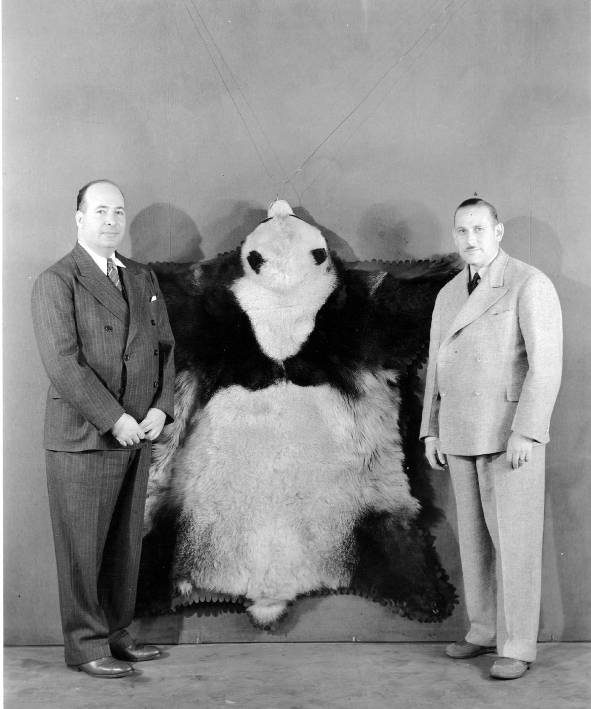 清未老照片：贵族奶娘哺乳小少爷，*女妓**在洋人怀里衣衫不整