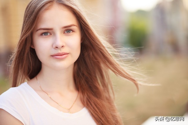 亚马逊两人一年赚一千万,亚马逊一人年销售额5000万