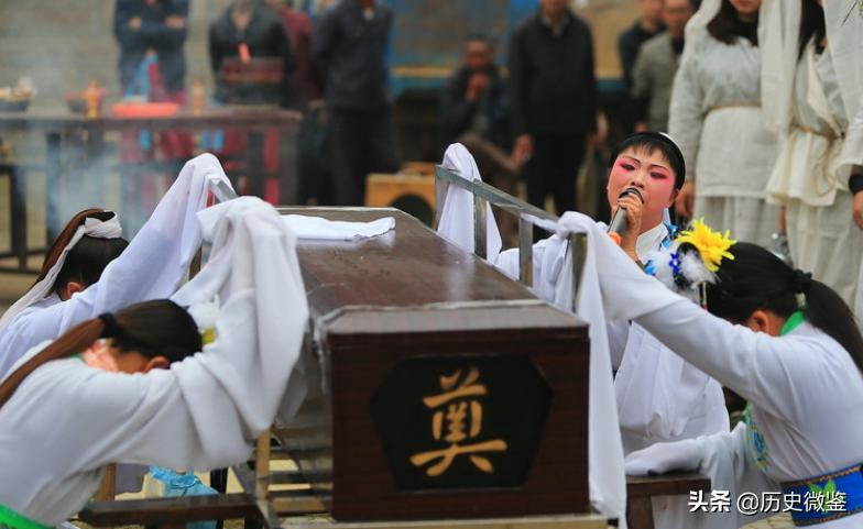 河南职业哭丧人一年磕头上万次,专业哭丧人月入达三万
