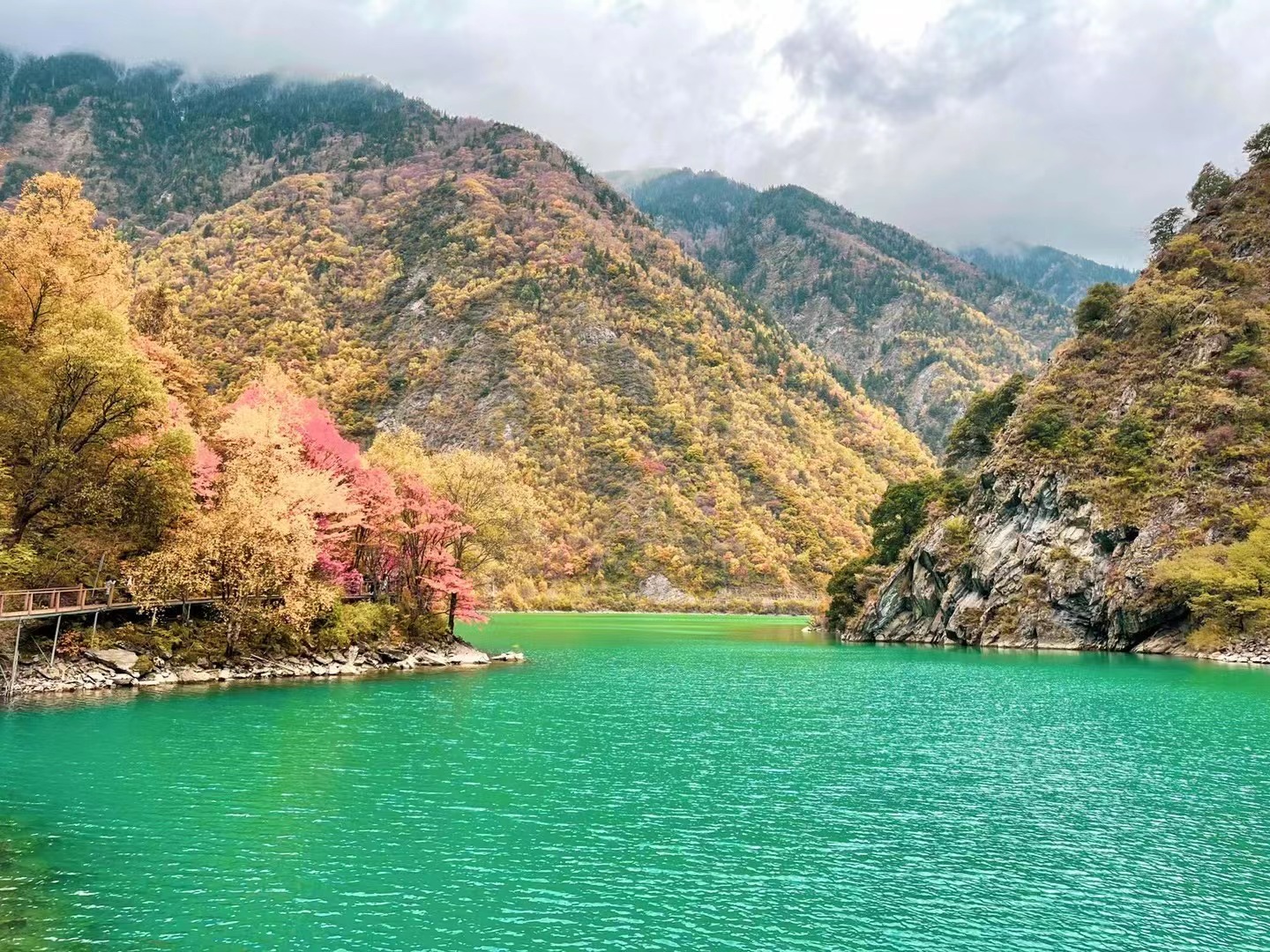 一天来回！别名“小九寨”的油画秋色、高山草甸，一站式游玩到底