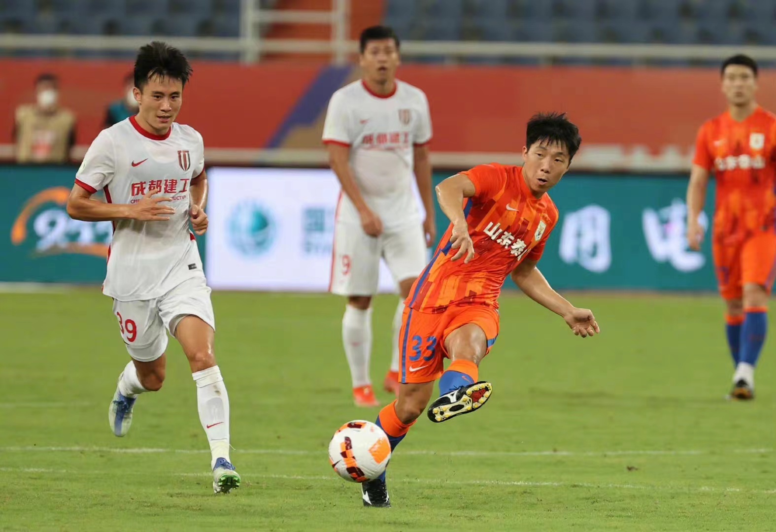 泰山金敬道进球,金敬道因伤退出东亚杯足球比赛