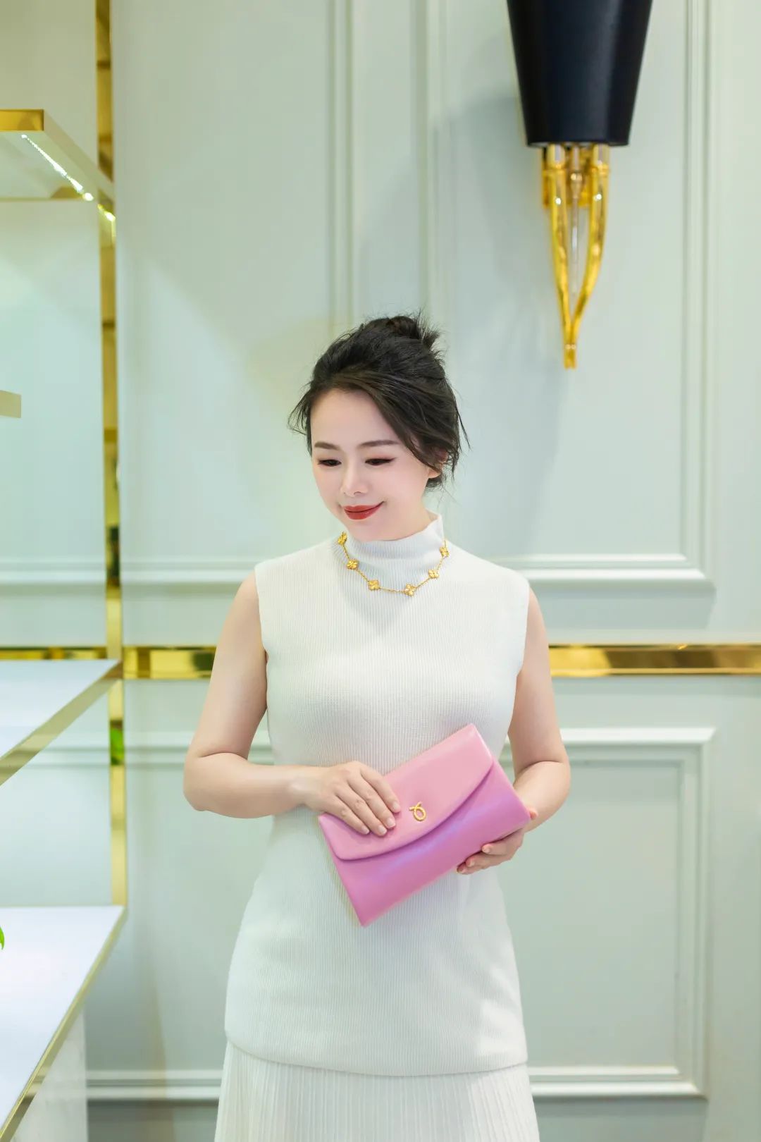 英国女王最喜欢的包包牌子,英国女王拿的包包价格