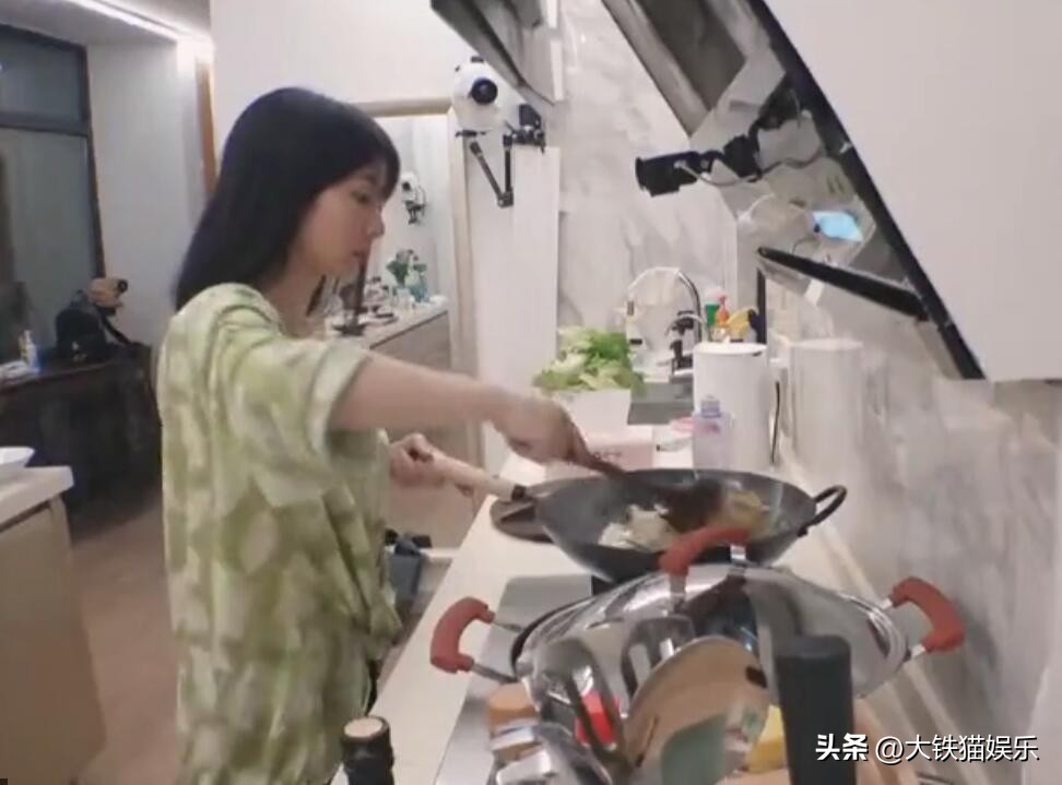 表面是女神,表面上是女神