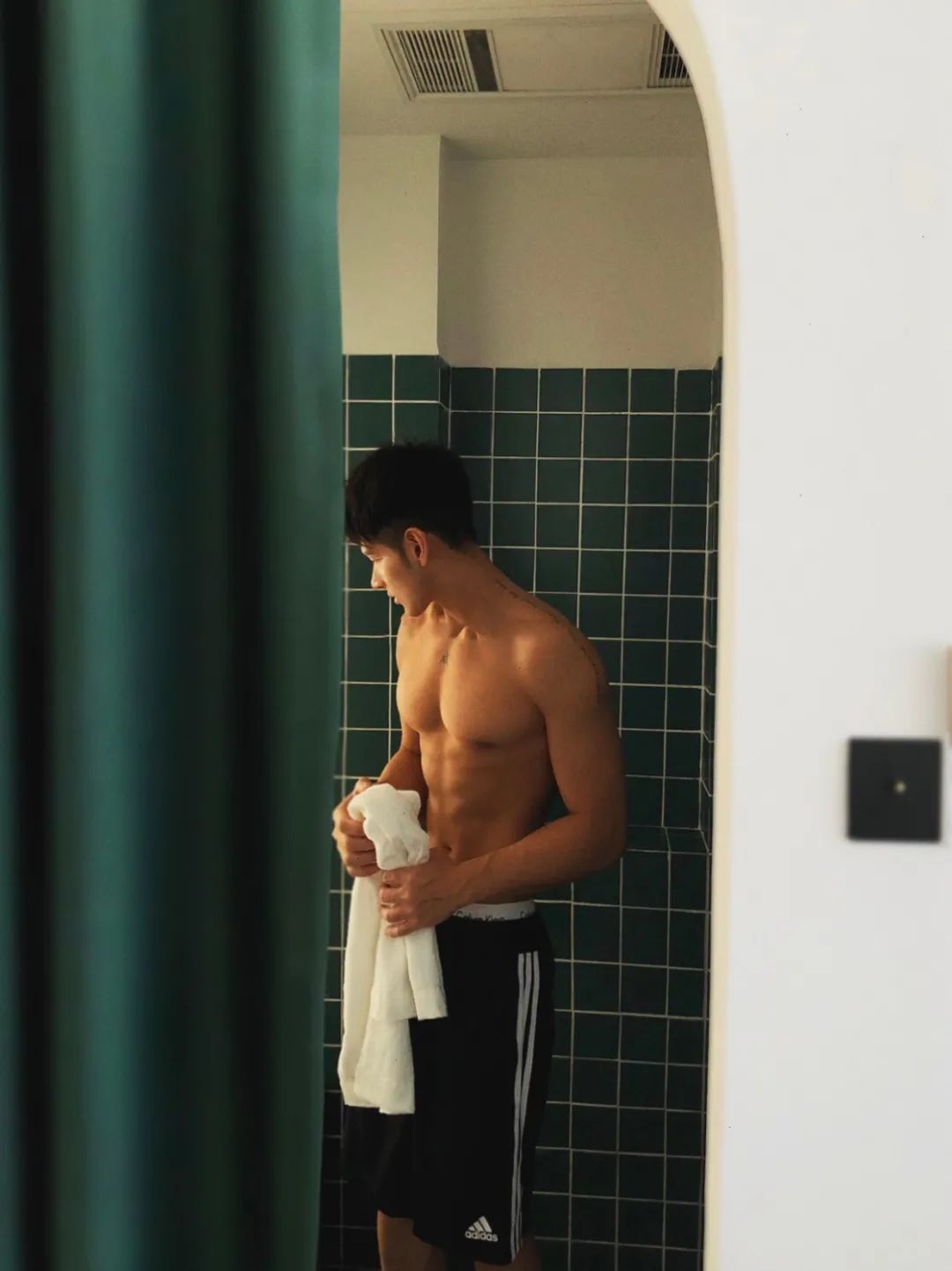 小麦色体育生腹肌,小麦色的肌肉