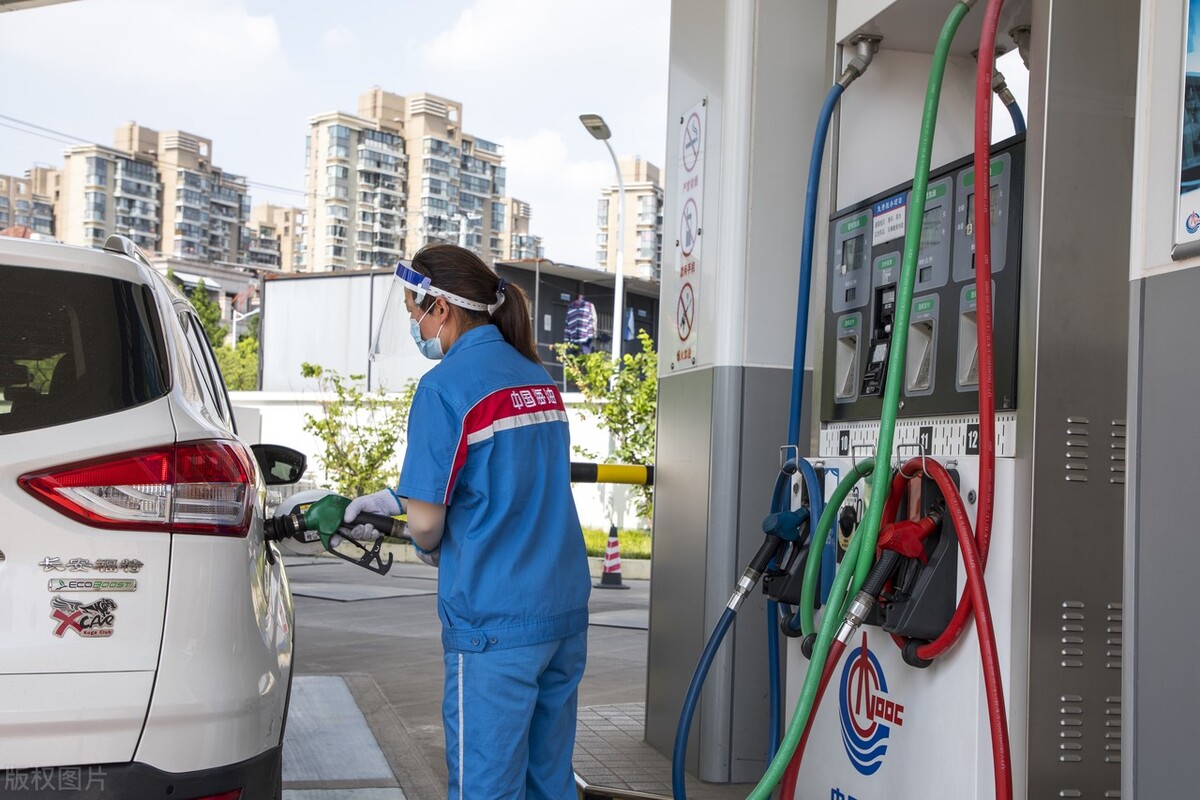 今天油价调整最新消息95汽油价格,4月1日今日油价92号汽油价格