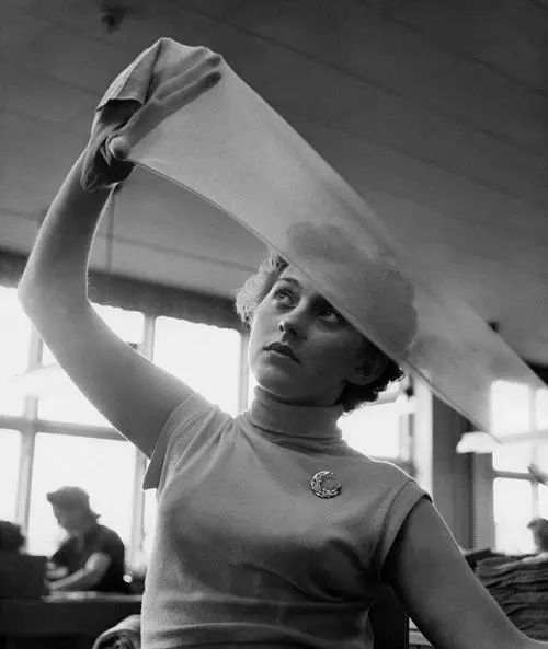 二战奇闻：美国女性脱下*袜丝**，为前线捐献尼龙