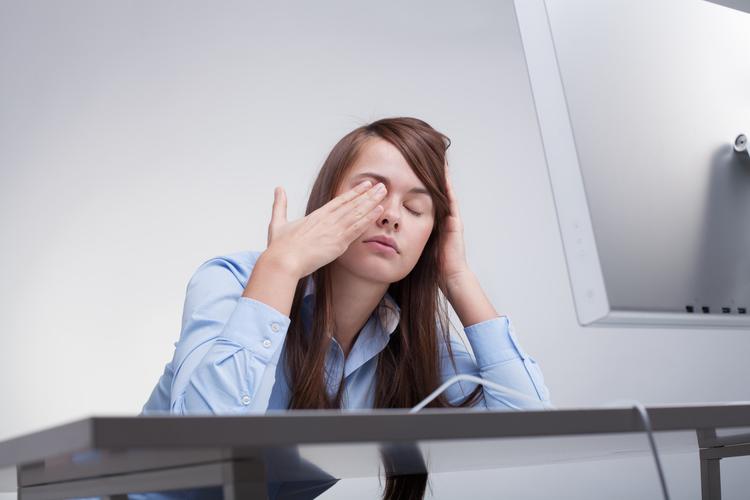 晚上关灯玩手机的危害有哪些,晚上关灯玩手机有什么危害嘛