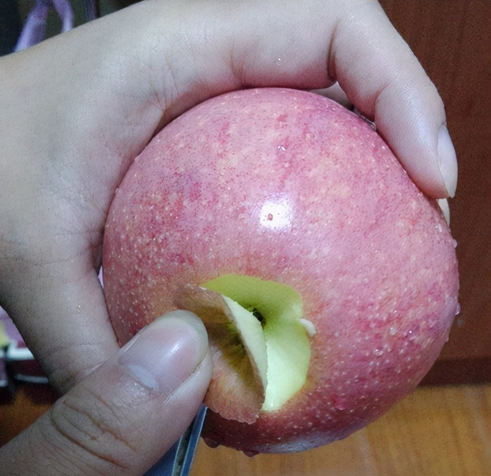 削苹果的时候偷偷许愿图片,完整的苹果皮是不是可以许愿