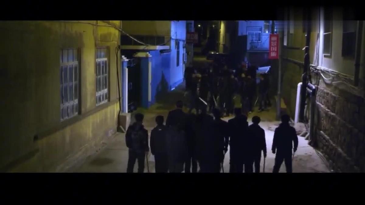 未成年街头暴打无辜妇女,火烧其阴部,被捕后:判不了我死刑!