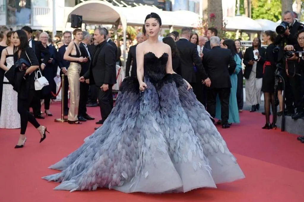 戛纳红毯范冰冰艳压群芳,范冰冰再次惊艳戛纳红毯
