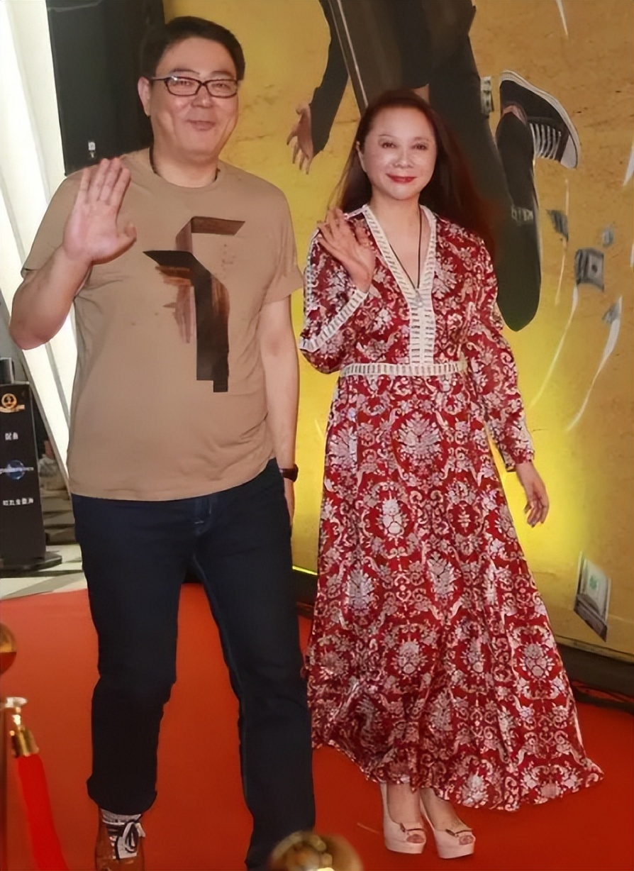 蔡明浓妆化妆视频,蔡明现身脸部变化