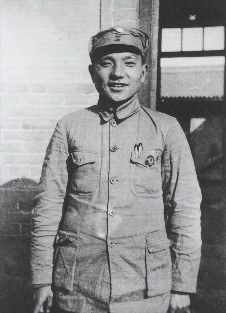 49年淮海战役结束，庆功宴上一位司令员掀桌子，邓公：他是一根筋