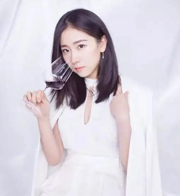 90后北京美女，靠卖酒爆红，一场直播卖100万，年入3.5亿，凭啥？