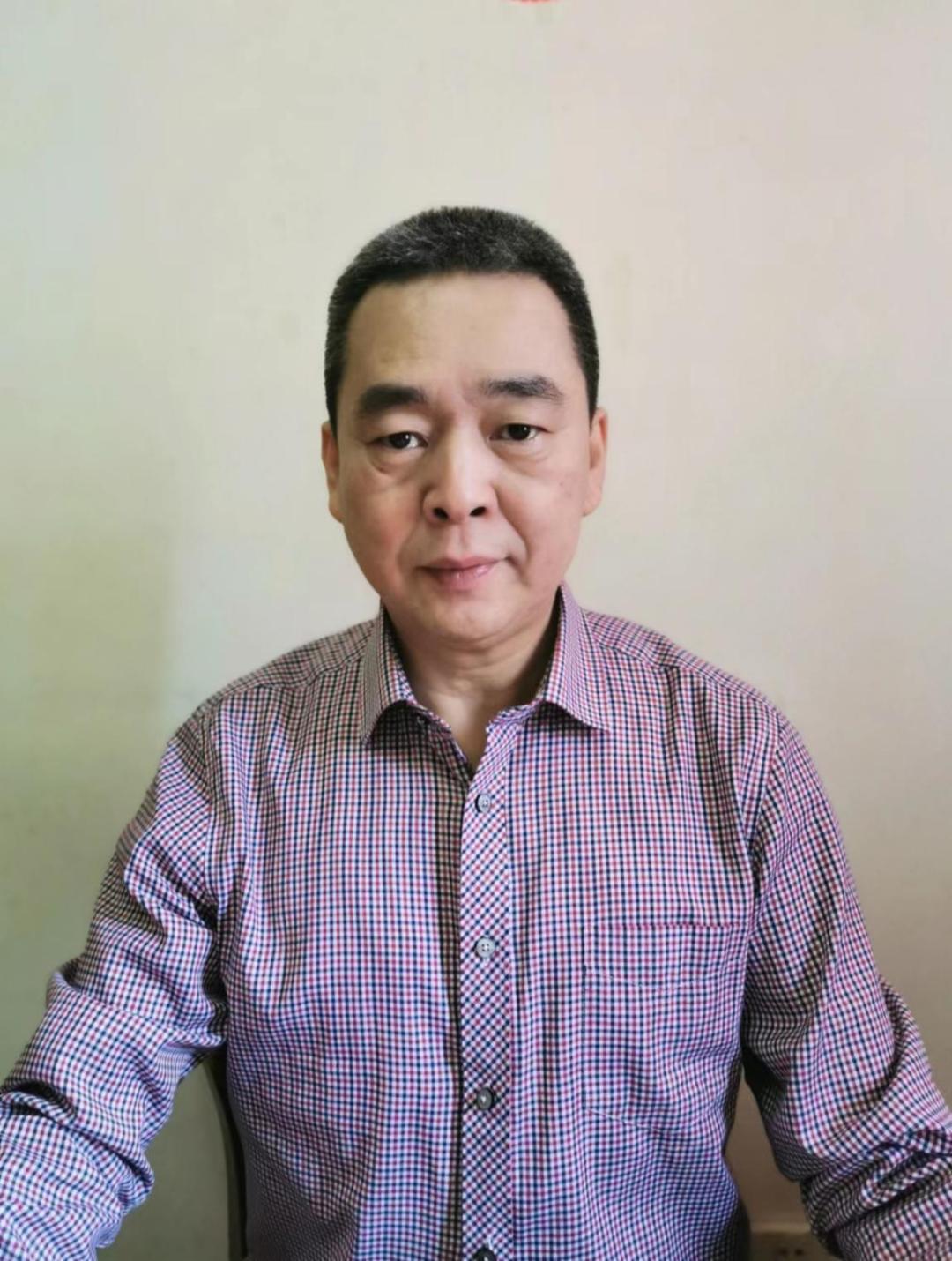 他们今日荣休，桃李天下！衷心祝节日快乐！