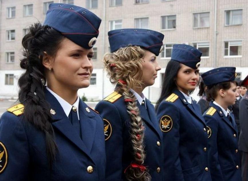 美国黑老大监狱“后宫”:女警投怀送抱,为他生5娃,每月收1.6万