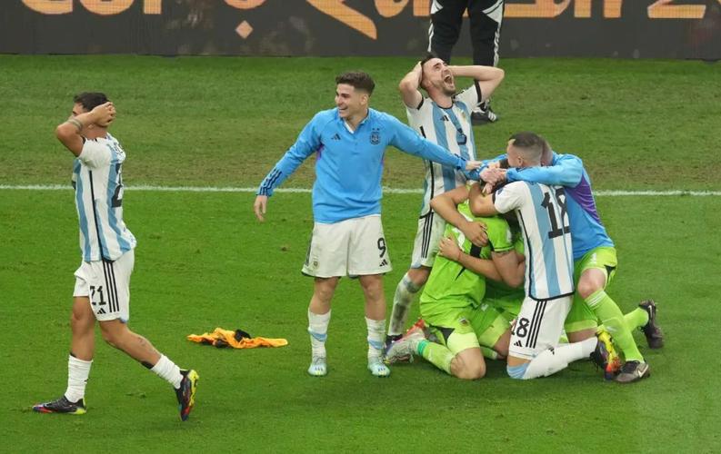 门将什么时候可以用手接回传球,门将快发手抛球能不能自己接